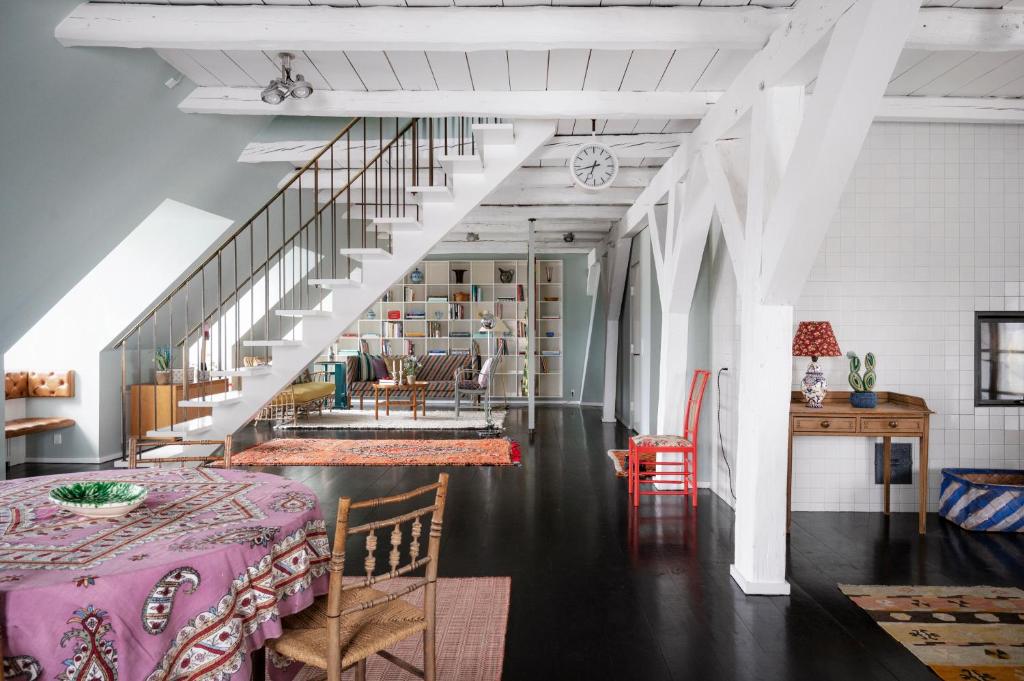 Posezení v ubytování Luxury Canal-Front Apartment by Renowned Interior Designer