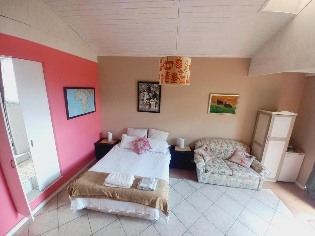 Χώρος καθιστικού στο Cozy Studio Next to the Vlei and Nature Reserve