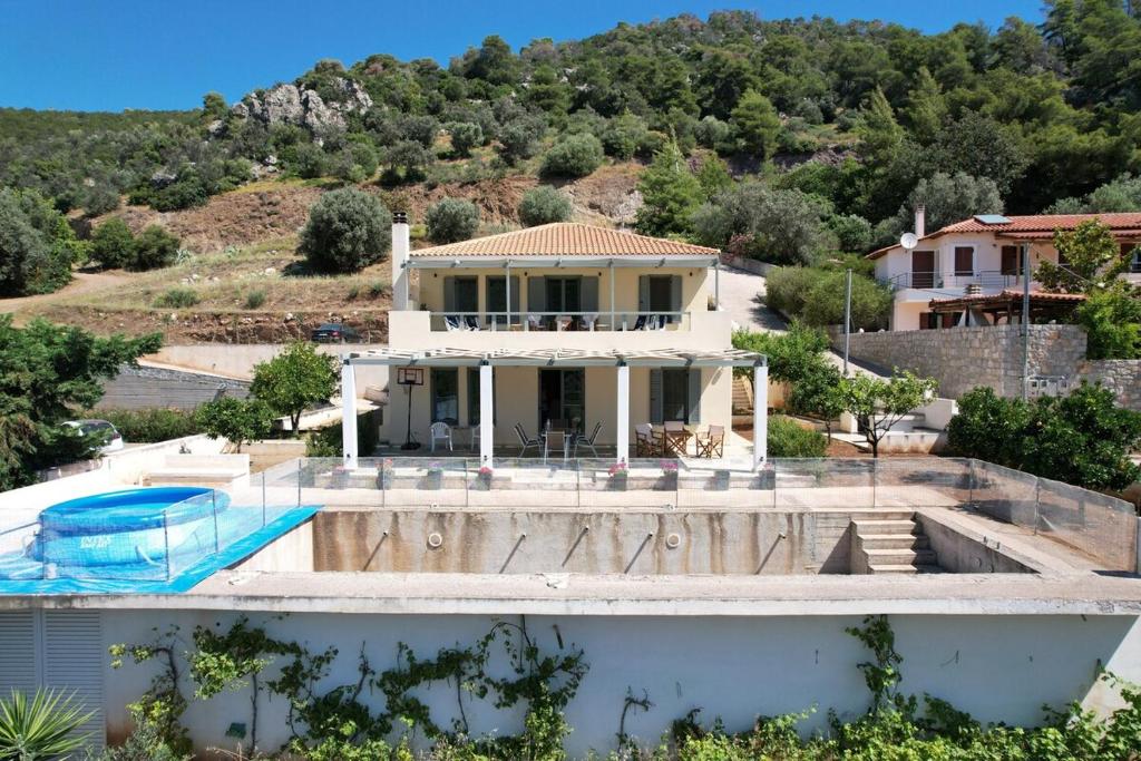 Πισίνα στο ή κοντά στο Villa Santa Friday