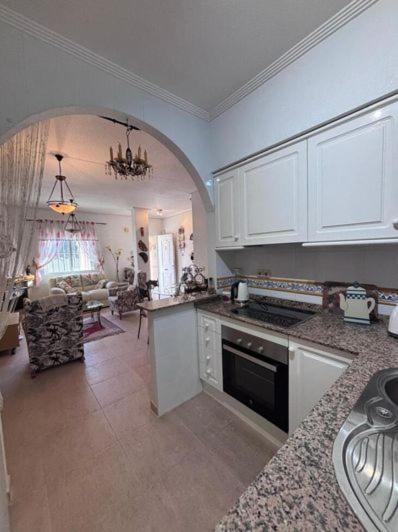 テルアビブにあるWelcome to your upscale coastal escape!の白いキャビネット付きのキッチン、リビングルーム