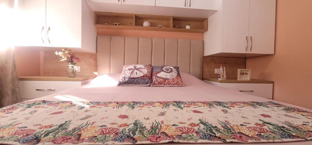 Ένα ή περισσότερα κρεβάτια σε δωμάτιο στο Perla 1-One Bedroom Apartment