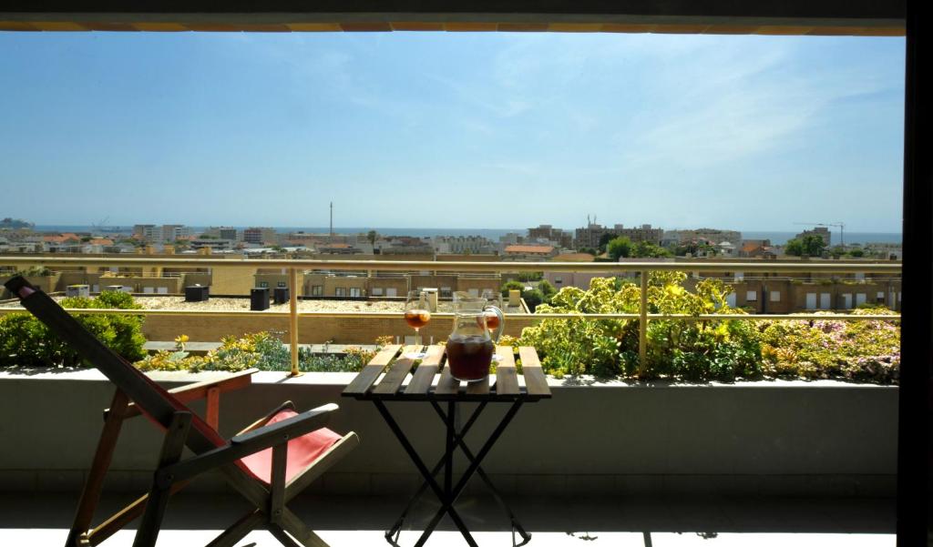 - Balcón con vistas, mesa y 2 sillas en sunset@leçadapalmeira, en Matosinhos