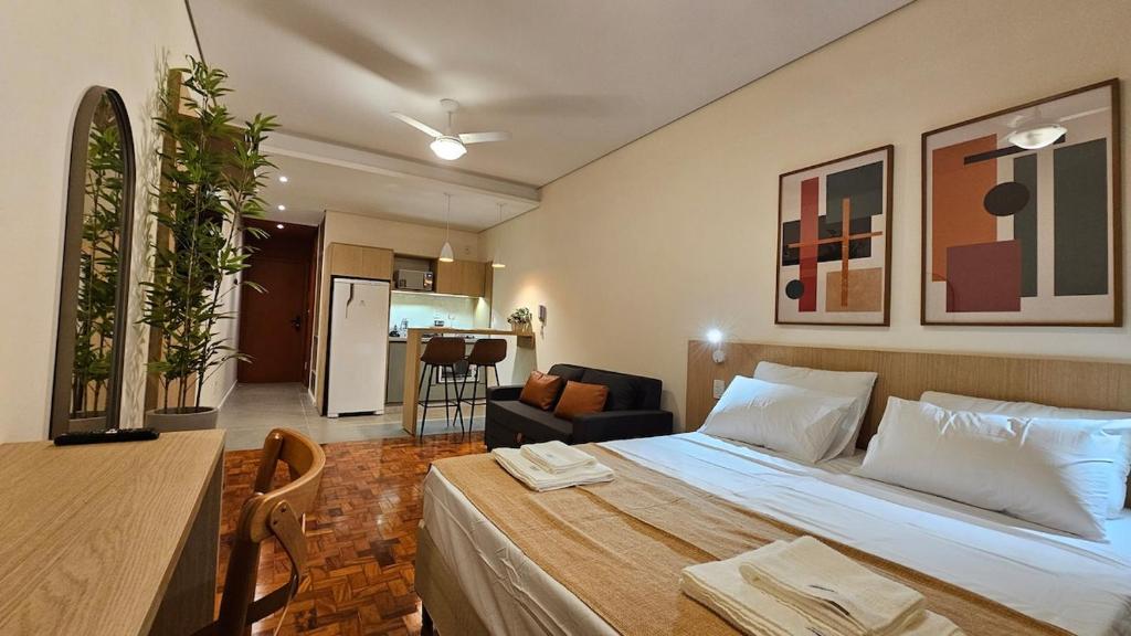 une chambre avec un lit et un salon dans l'établissement Refúgio Aconchegante na Cidade, à Campinas