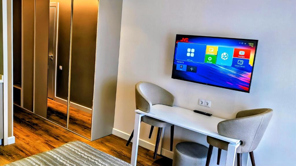 TV a/nebo společenská místnost v ubytování Billionare by Alliance Palace