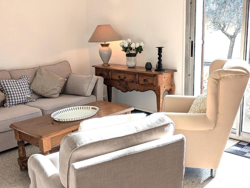 ein Wohnzimmer mit Sofa, Stühlen und einem Tisch in der Unterkunft LE CHESTER - Maison de charme en Provence avec piscine près de L'Isle-sur-la-Sorgue in Velleron