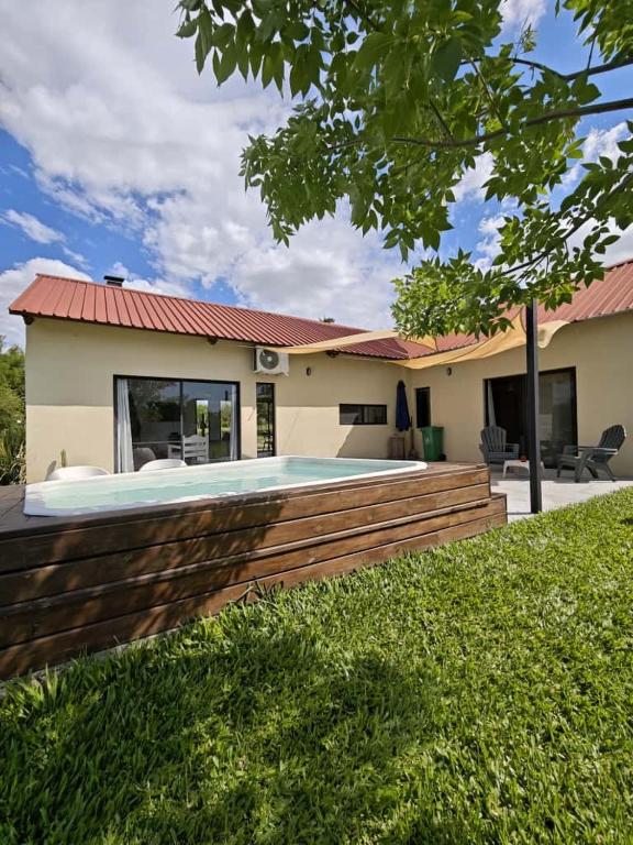 Colonia Nuevo PaysandúLa Recompensa House的后院有游泳池的房子