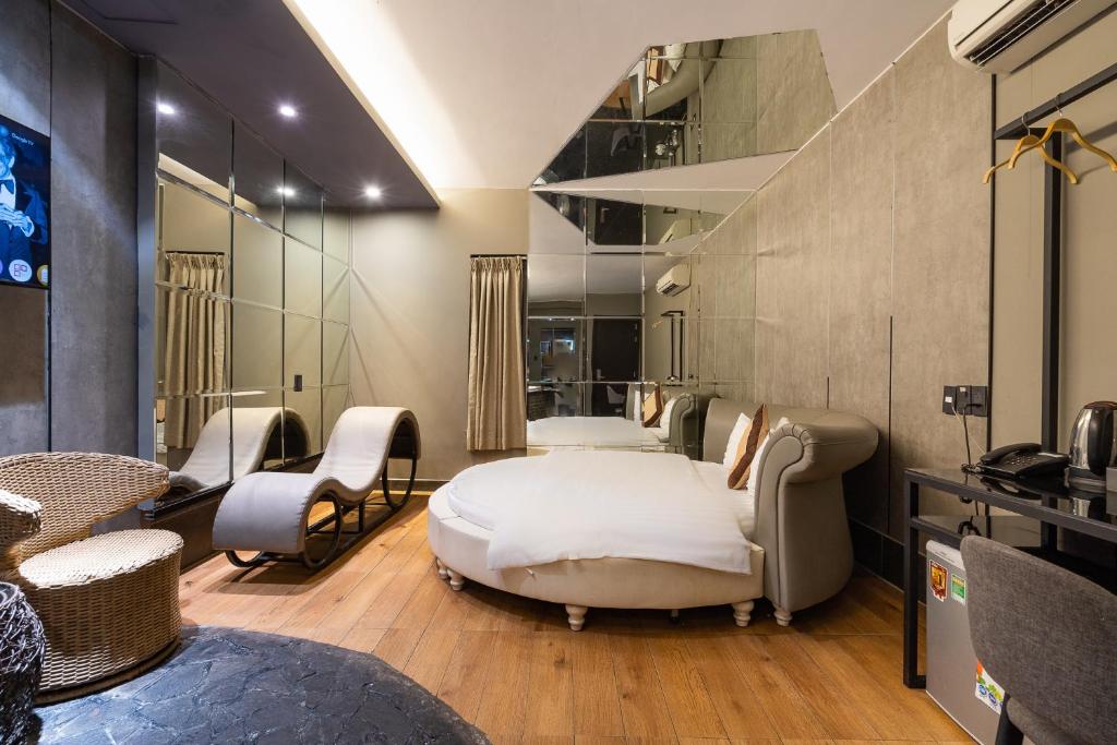 Un lugar para sentarse en Collection O District 10 - Bonita Grand Hotel