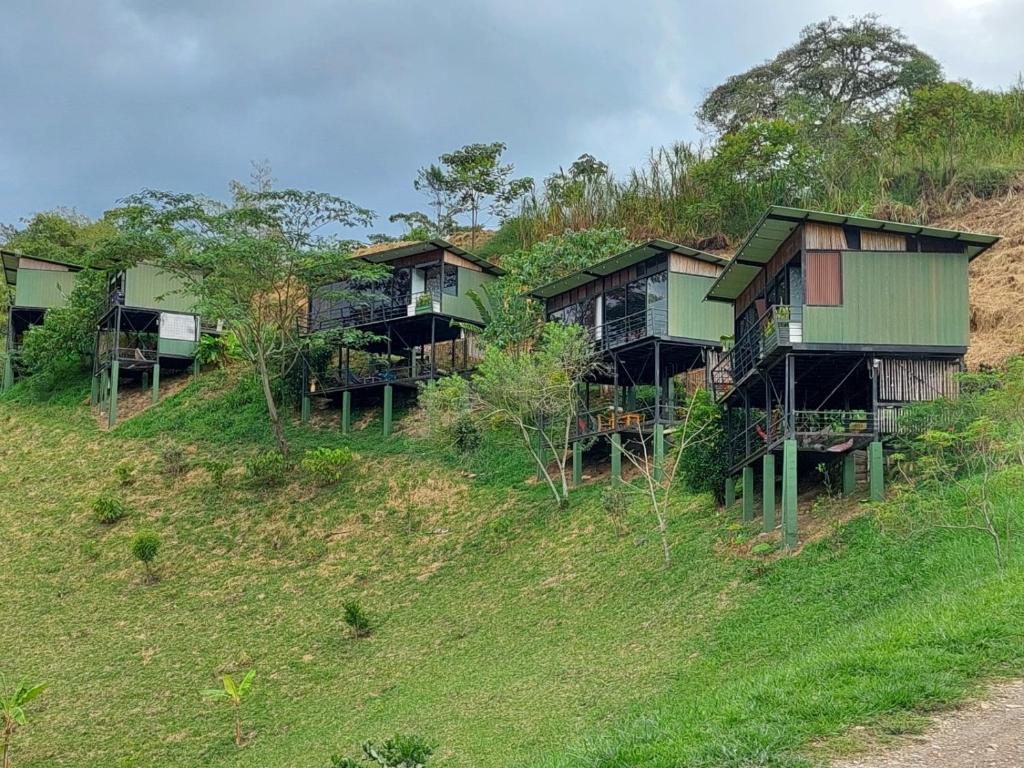 Tòa nhà nơi khu cắm trại tọa lạc