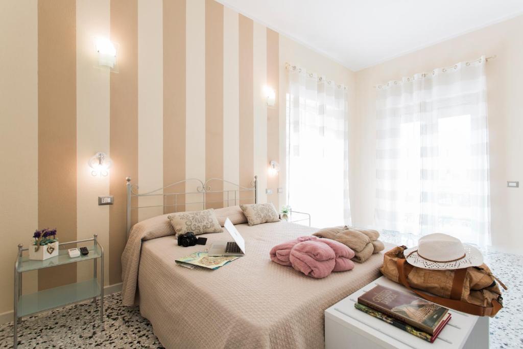 ボーザにあるCasa Piazzé IUN Q0873のベッドルーム1室(ピンクと白のストライプのベッド1台付)