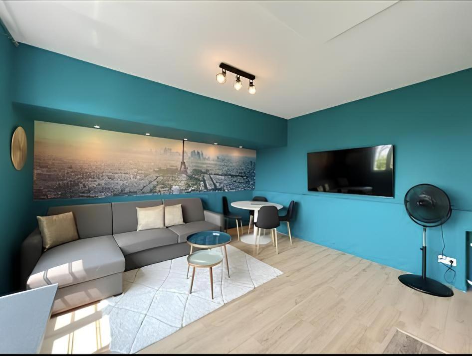 un salon avec un canapé et une table dans l'établissement Exceptional apartment near Parc des Princes, à Boulogne-Billancourt