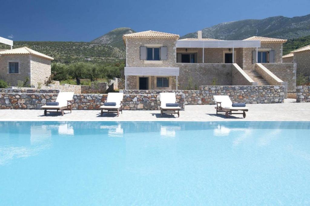 Piscina de la sau aproape de Poliana Estate Villas