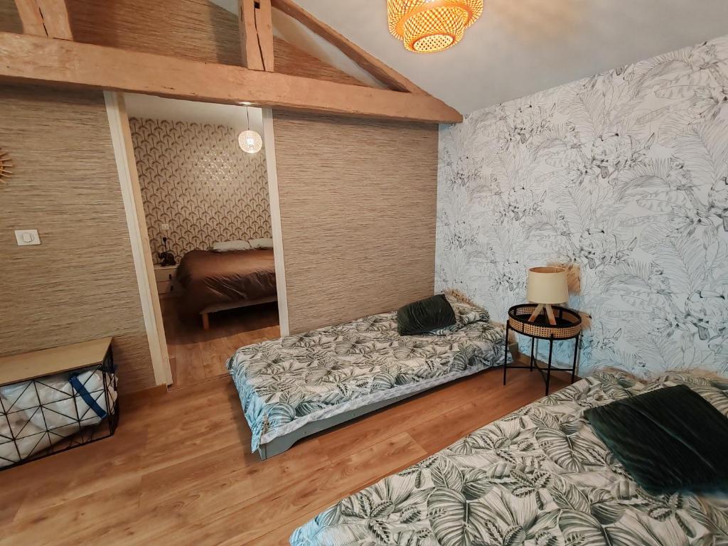 ein Wohnzimmer mit 2 Betten und einem Spiegel in der Unterkunft Jolie Maison au 34 centre-ville in Angoulême