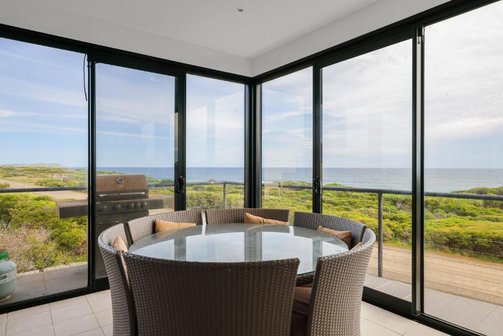 ein Esszimmer mit Blick auf das Meer in der Unterkunft Amazing Views in Surf Beach