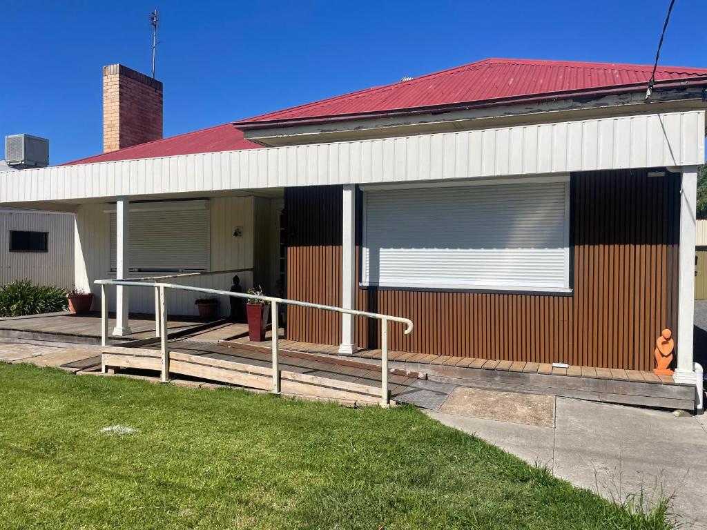 a building with a ramp in front of it at Trippypossums House in Horsham