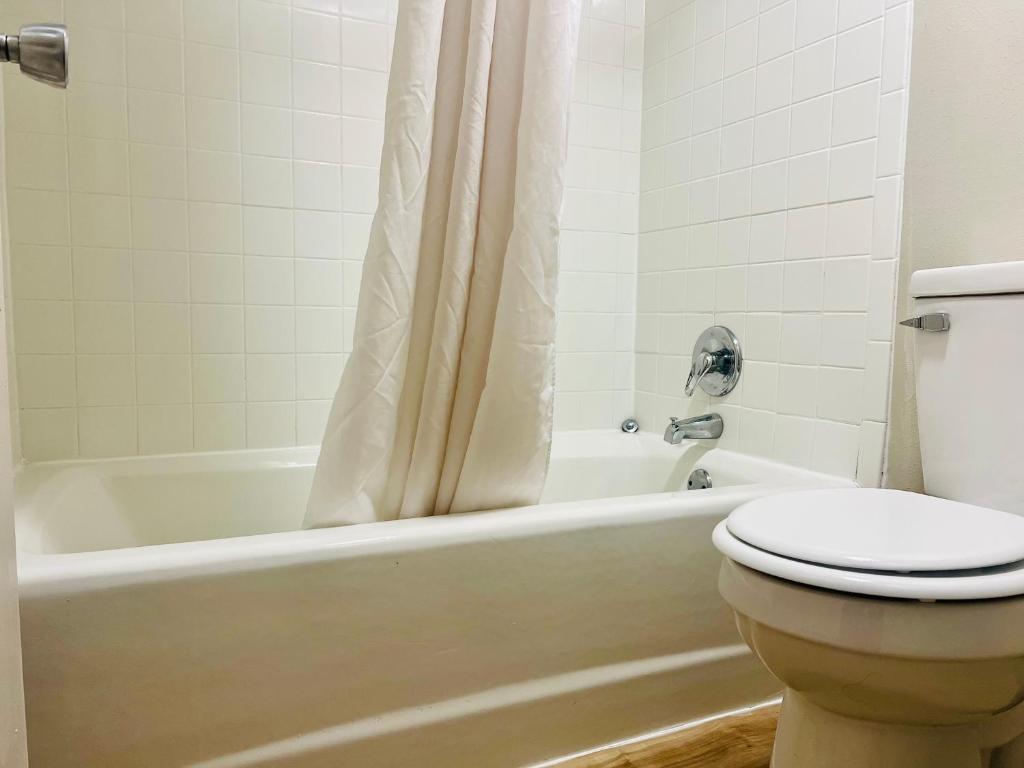 Days Inn by Wyndham Jellico - Tennessee State Line - King Room - Non-Smoking