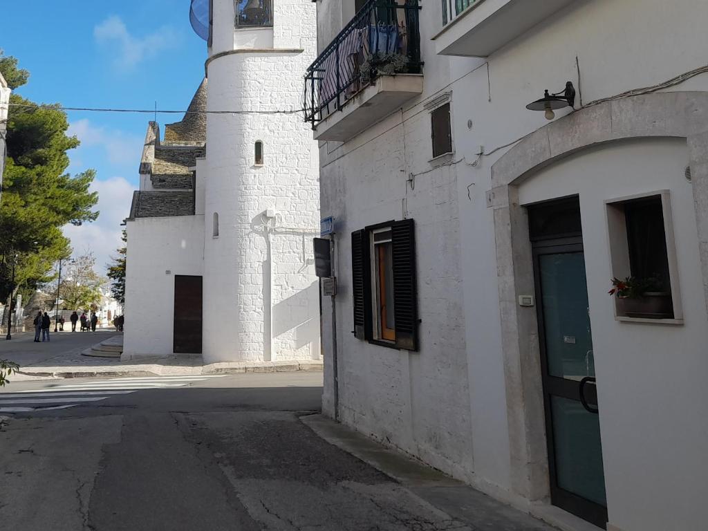 アルベロベッロにあるNonna Livia - vicino centro storico Trulliの通りに面した灯台のある白い建物