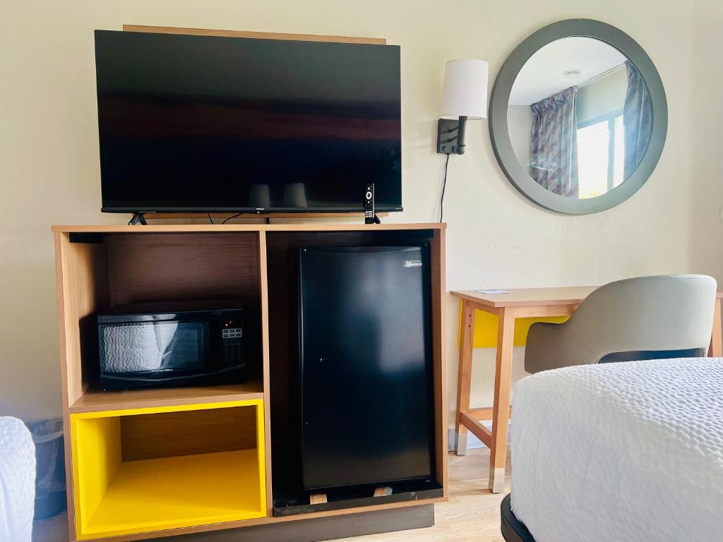 Days Inn by Wyndham Jellico - Tennessee State Line - Queen Suite With Two Queen Beds - Non-Smoking