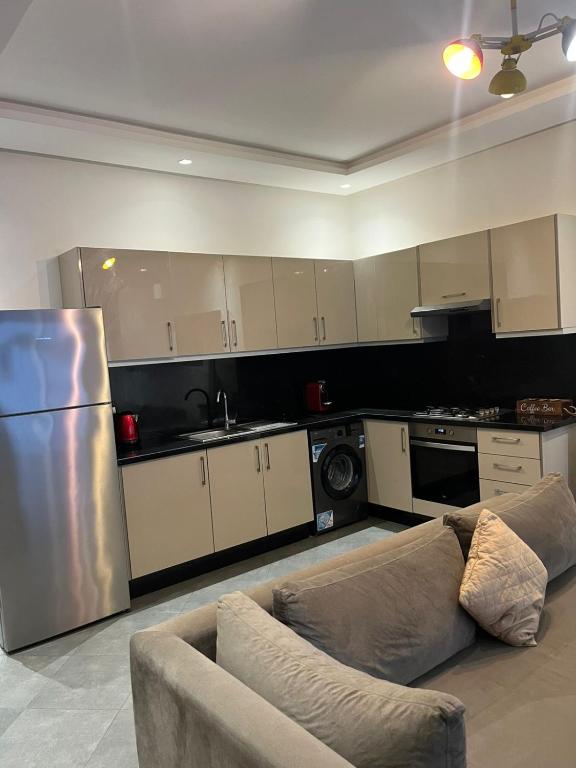 eine Küche mit Sofa und einem Edelstahlkühlschrank in der Unterkunft Appart hôtel las jemelas in Casablanca