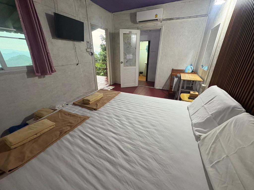 Postel nebo postele na pokoji v ubytování COOL CAMPING-Purple room for 2 persons