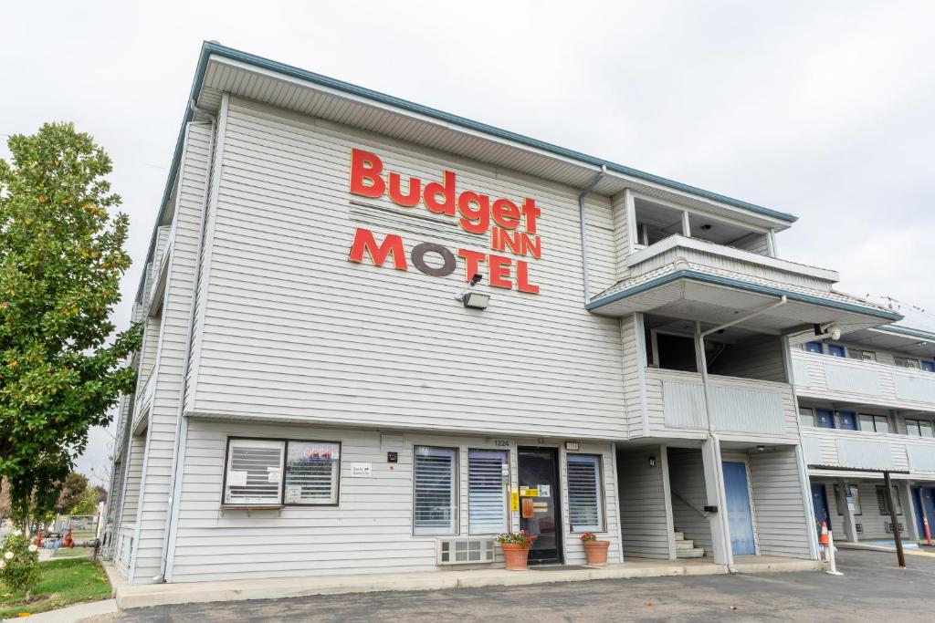 a building with a burger king movie sign on it at Budget Inn Corcoran Near Tulare CA 43 in Corcoran