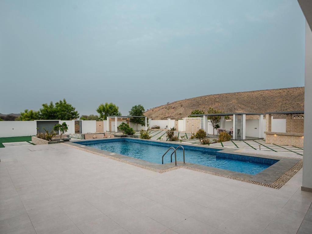 a swimming pool in the middle of a courtyard at Al-Salam Villa-Family Pool & Private Garden in Misfāh