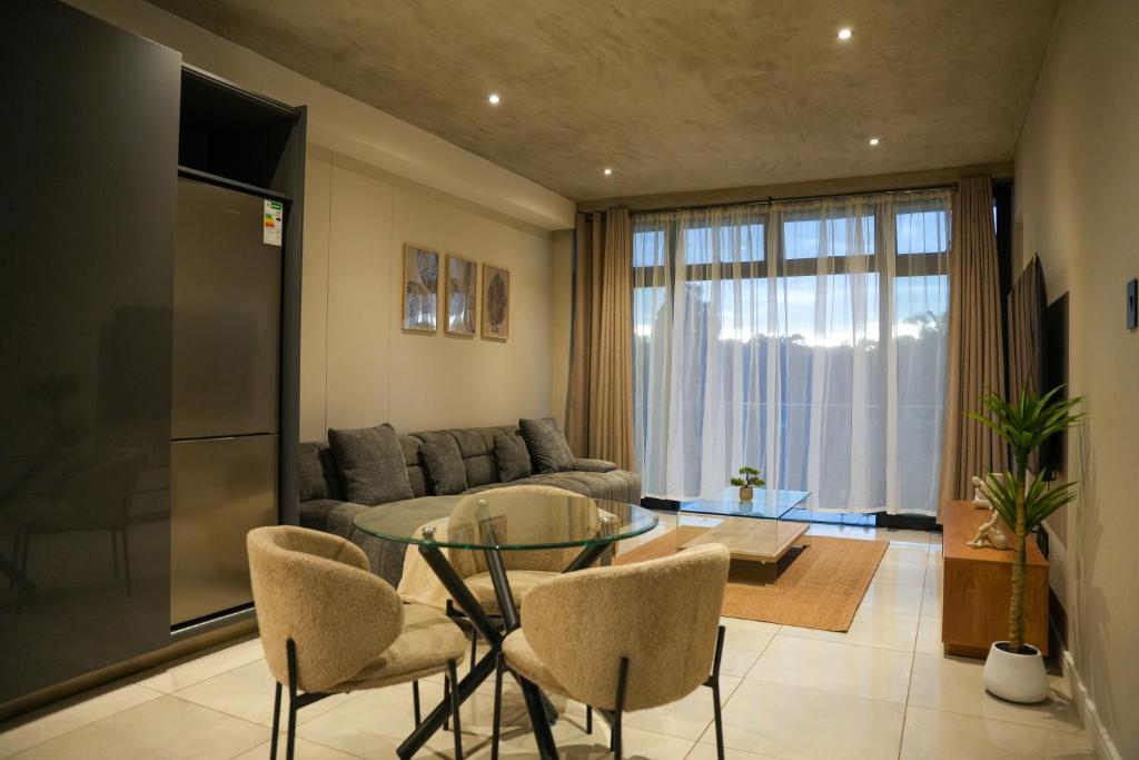 Khu vực ghế ngồi tại Secure and modern private flat Houghton Estate