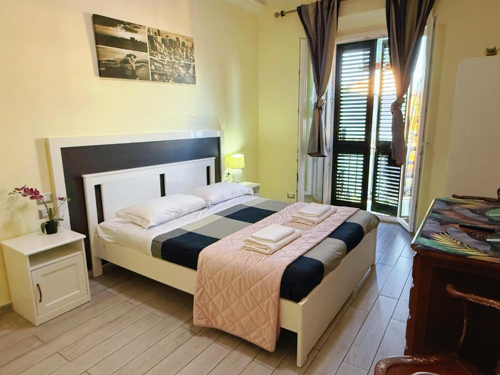 ein Schlafzimmer mit einem großen Bett, auf dem Handtücher liegen in der Unterkunft Lili & Aurora Home in Rom