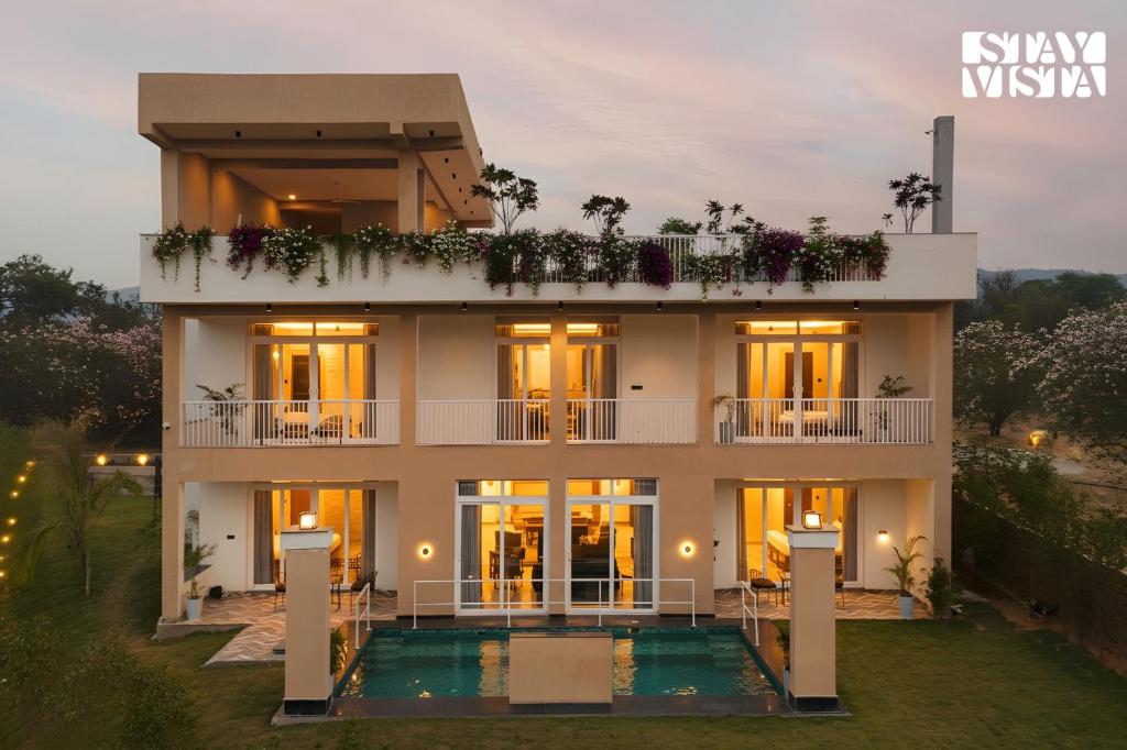 La alberca dentro o cerca de StayVista at Kankas House - BBQ & Bonfire