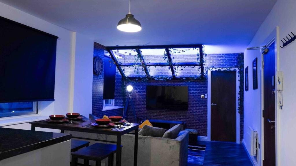 un salon avec un canapé et une télévision dans l'établissement Stunning Two Bed City Centre Apartment, à Hunslet