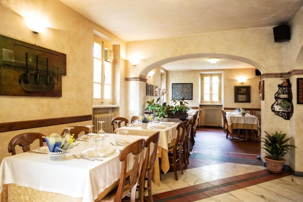 Reštaurácia alebo iné gastronomické zariadenie v ubytovaní Antico Uliveto