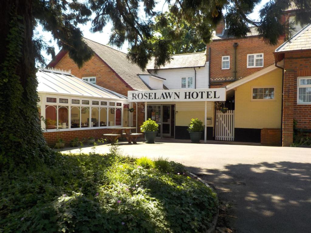 a building with a sign that reads russian hamelin hotel at Roselawn Hotel in Reading