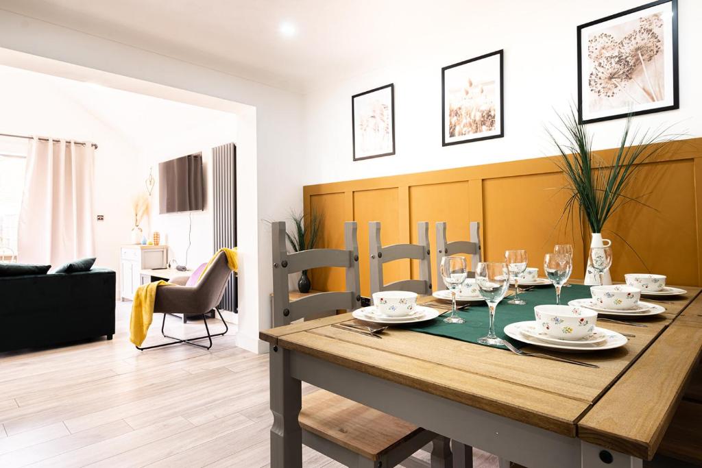 Posezení v ubytování 4 bedroom bungalow in Kettering - Garden - Parking - WiFi