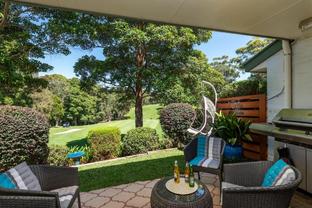 patio con vista su un campo da golf di Golfers Delight View of 15th hole and Tennis a Mollymook