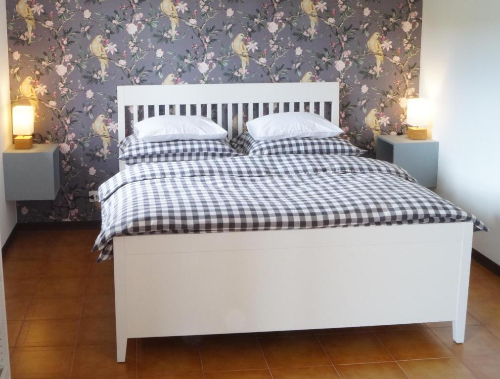 ein weißes Bett mit zwei Kissen darauf im Schlafzimmer in der Unterkunft Casa Florian in Vito dʼAsio