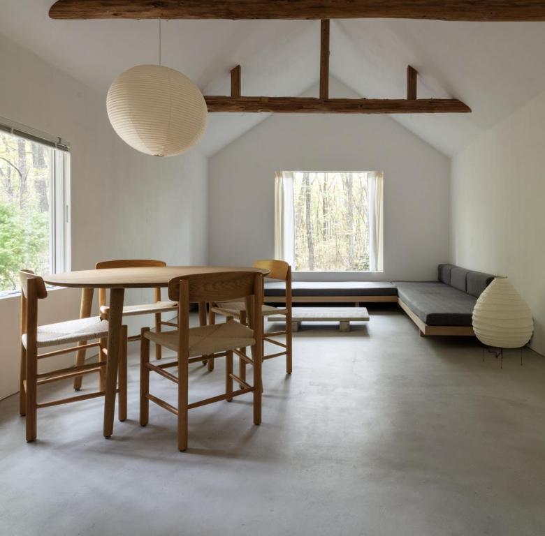 嬬恋村にあるWHITE HUT l ホワイトハットのテーブルと椅子とソファのあるダイニングルーム