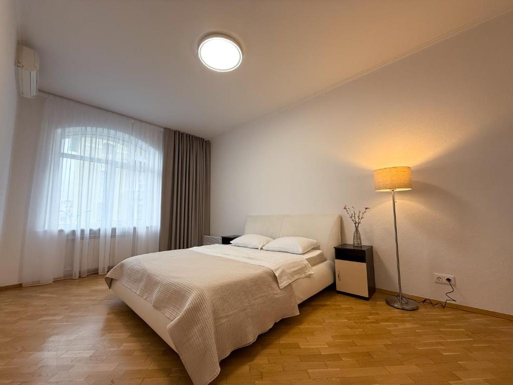 Ένα ή περισσότερα κρεβάτια σε δωμάτιο στο Kyiv 3D Kruglik Apartment