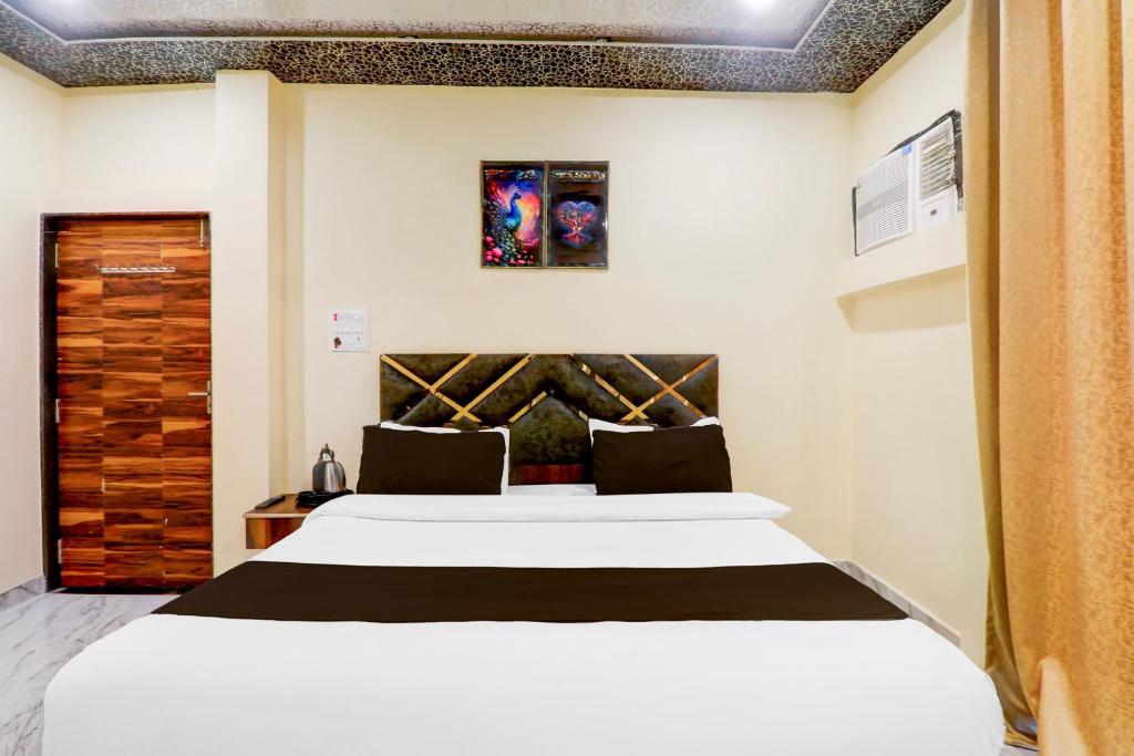 a bedroom with a large white bed in a room at Super Hotel O Blue Heaven in Gorakhpur