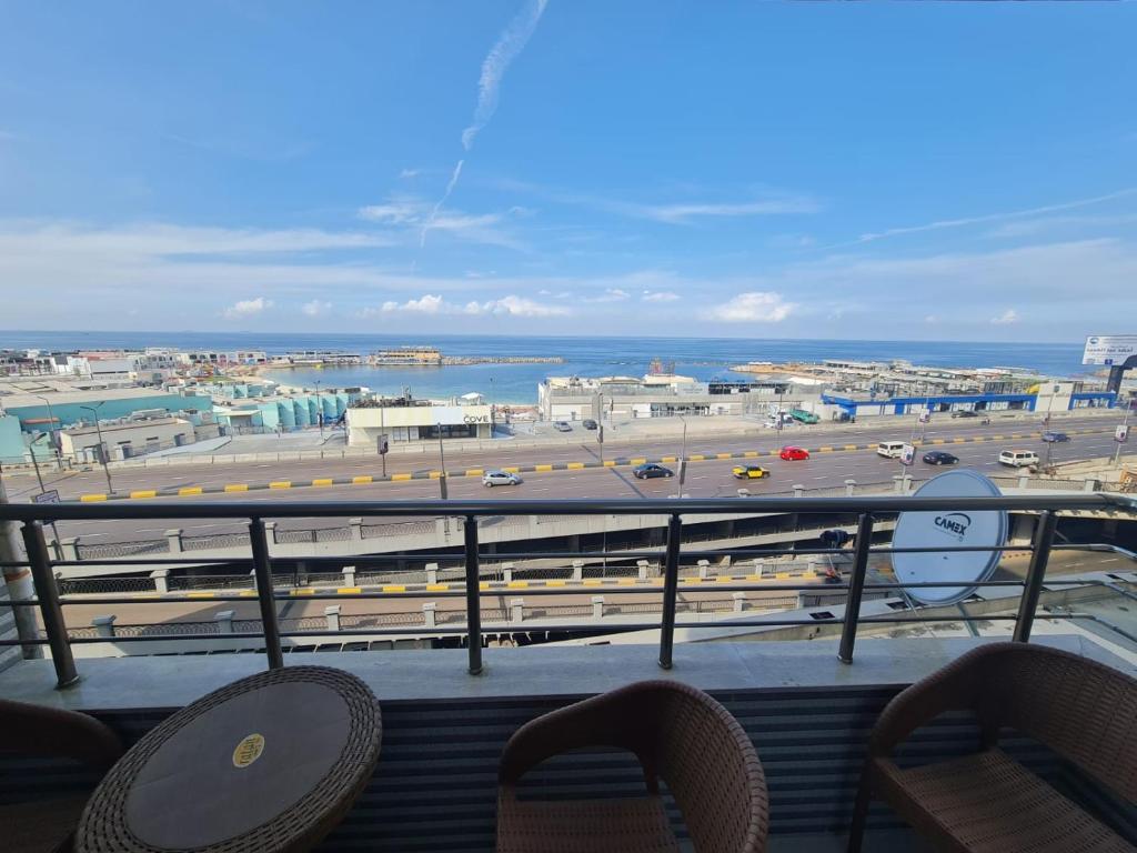 uitzicht op een snelweg vanaf een balkon met stoelen bij بحر مباشر in Alexandrië