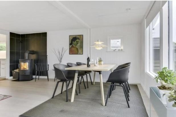 Un comedor con mesa y sillas en Family-Friendly Holiday Home Near Hasmark Beach, en Kristiansminde