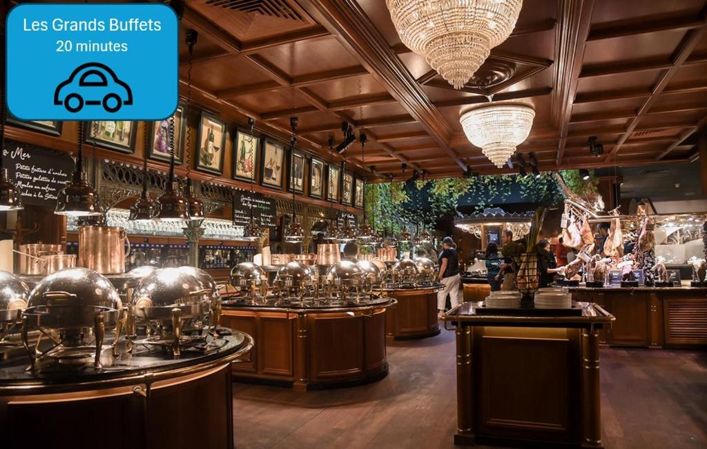 een winkel vol met veel wijnglazen die tentoongesteld staan bij Sejour plage Port-la-Nouvelle in Port-la-Nouvelle