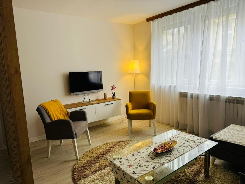 TV a/nebo společenská místnost v ubytování Modern & Cozy apartment in center -Walk everywhere