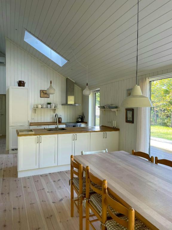 Η κουζίνα ή μικρή κουζίνα στο Modern And Idyllic Holiday Home With Forest Views