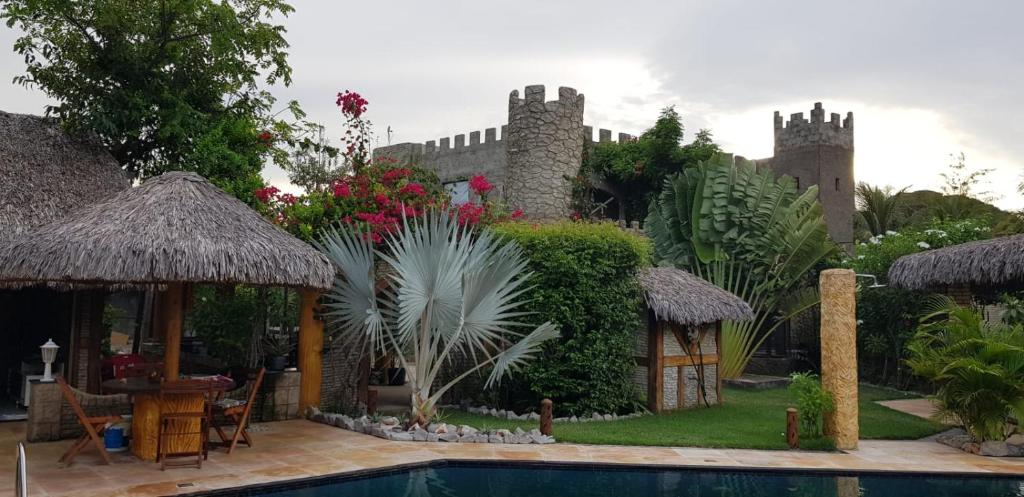 a resort with a swimming pool and a castle at Castello Malu in Parajuru