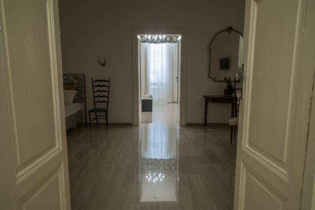 トラーニにあるSuite San Giorgioの廊下(テーブル付)と窓のある客室です。