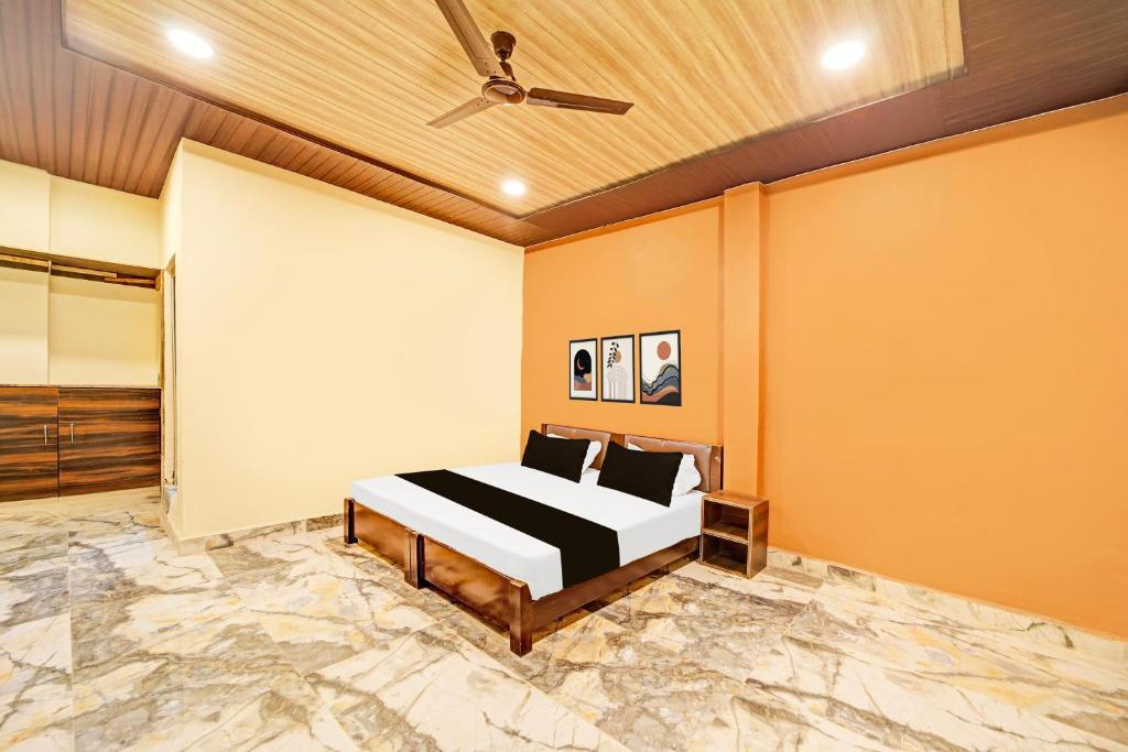 TV a/nebo společenská místnost v ubytování Hotel O Dwarka Hotel And Restaurant