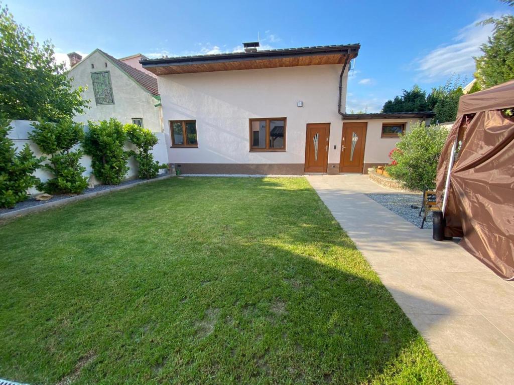 Το κτήριο όπου στεγάζεται  η παραθεριστική κατοικία