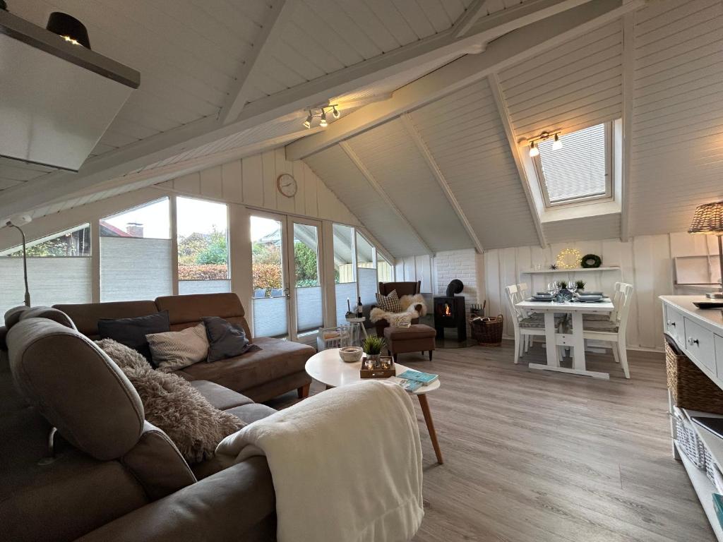 ein Wohnzimmer mit Sofa und Tisch in der Unterkunft Ferienhaus Hein Mück in Glücksburg