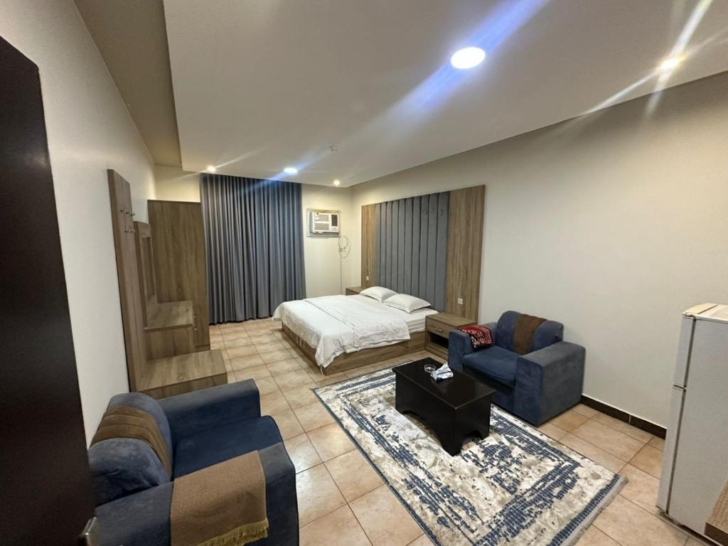 Ένα ή περισσότερα κρεβάτια σε δωμάτιο στο القصر السكرى للشقق المخدومة