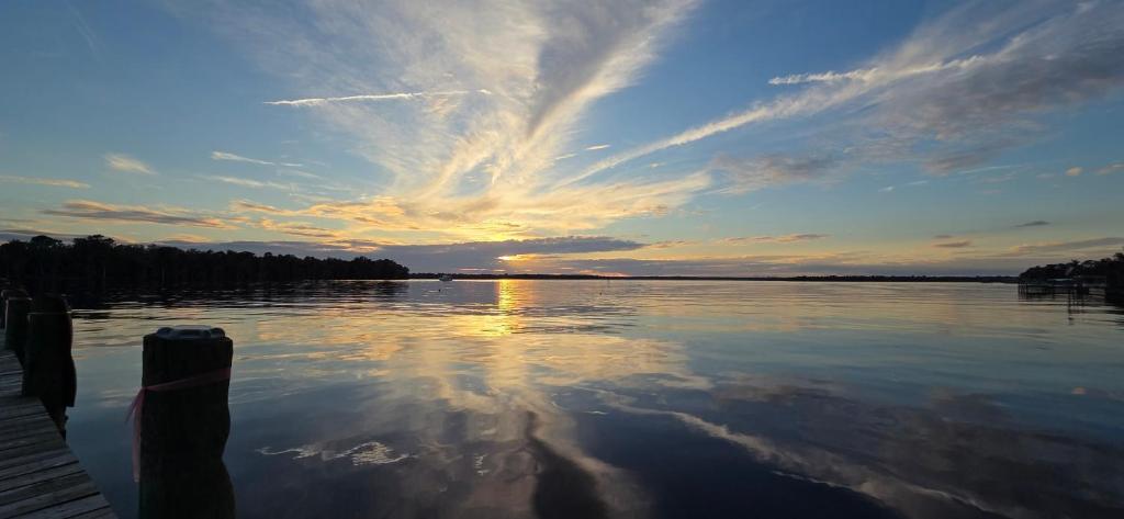 ein großer Wasserkörper mit Sonnenuntergang in der Unterkunft Porky's Lodge, Bar & Grill in Georgetown
