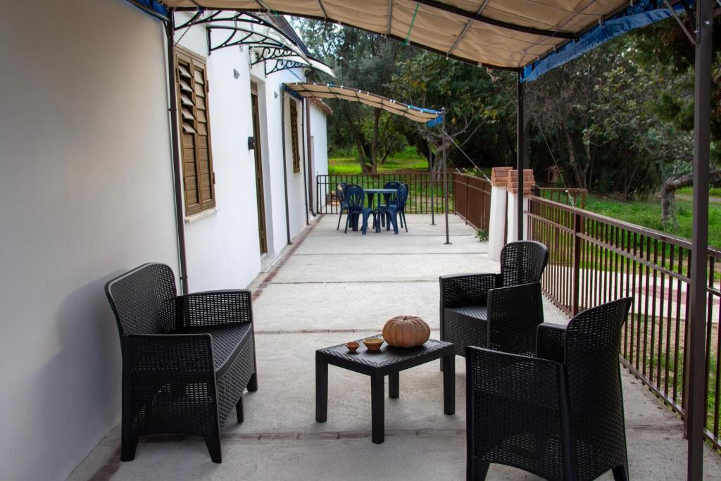 een veranda met stoelen en een tafel met een pompoen erop bij Casa Vacanze Chimenti in Tarsia